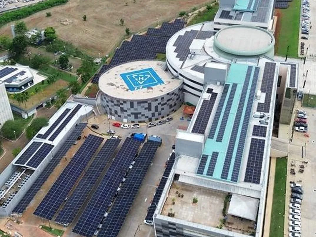 Vista aérea da Assembleia Legislativa de Goiás com módulos solares nas coberturas e no estacionamento