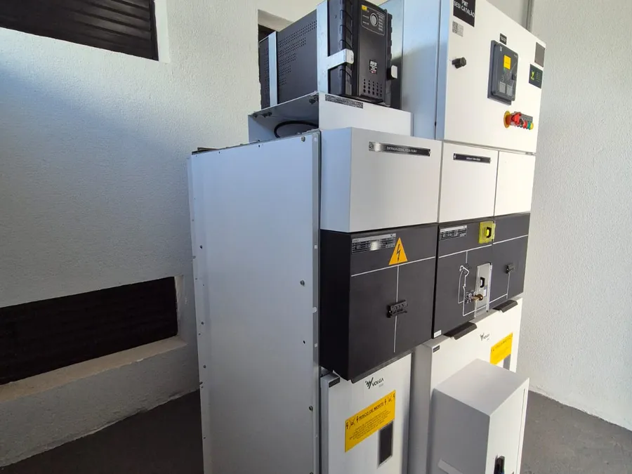 Cabine de média tensão para entrada de energia de uma instalação.