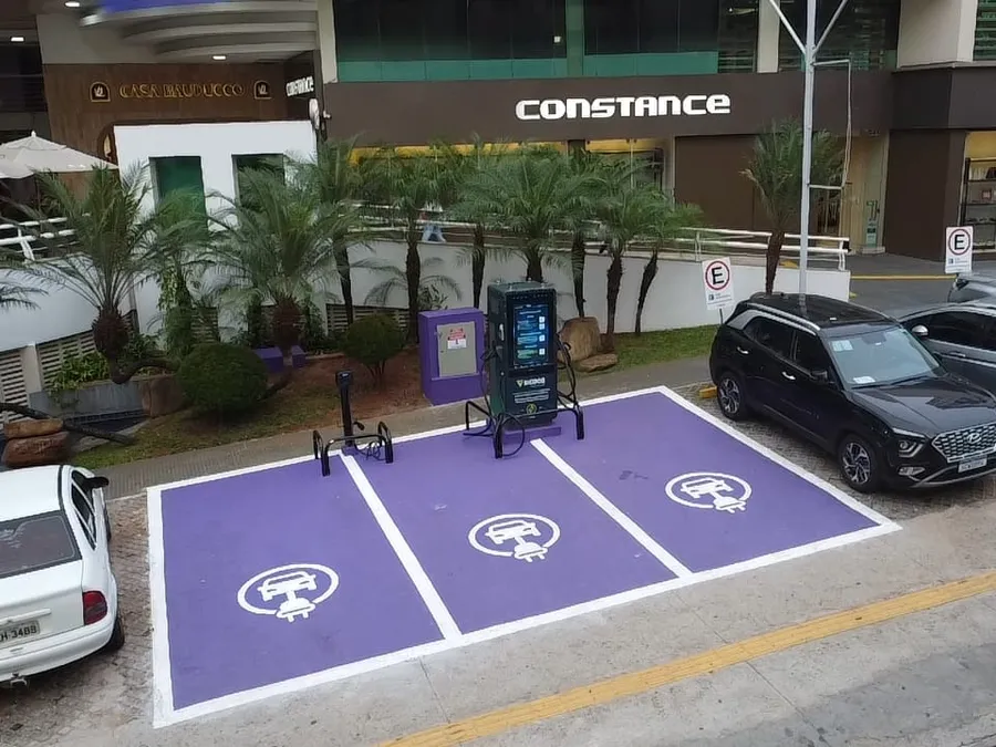 Estação de recarga para veículos elétricos instalada em vagas exclusivas.