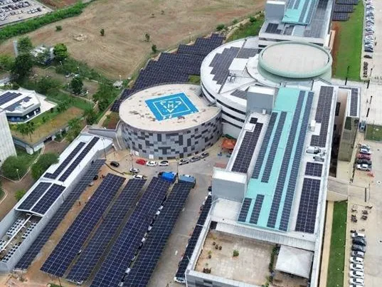 Módulos solares nas coberturas e nas estruturas de estacionamento da Assembleia Legislativa de Goiás (ALEGO).
