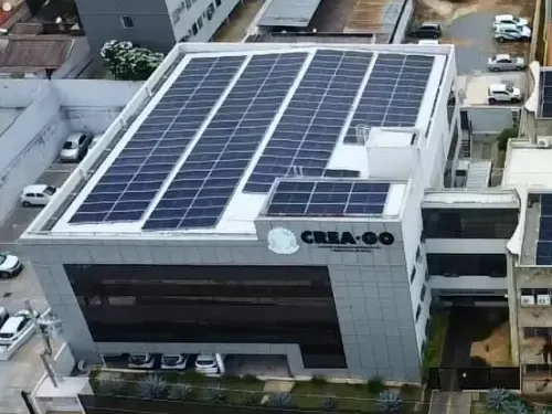 Sistema fotovoltaico instalado na cobertura da sede do CREA-GO, em Goiânia.