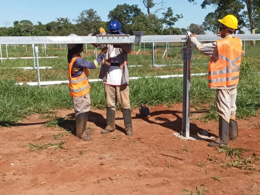 Equipe da Smart Green montando as estruturas de fixação de uma usina solar