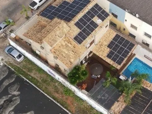 Sistema fotovoltaico instalado nos telhados de uma residência.