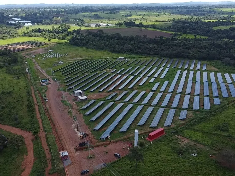 Usina fotovoltaica em solo, em área rural, vista aérea