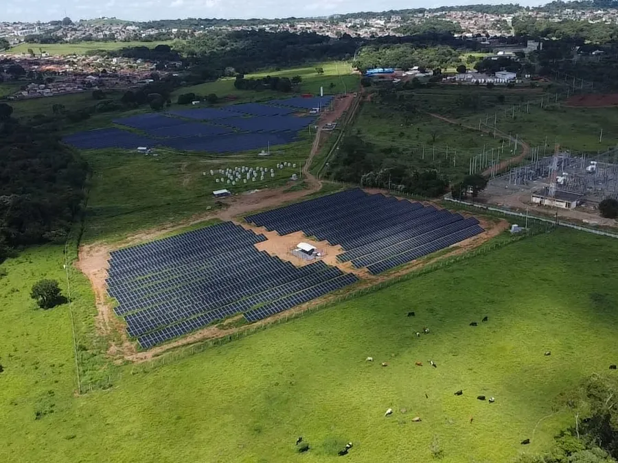 Usina fotovoltaica em solo, próxima à subestação de conexão com a rede.